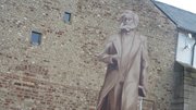 Dummy der Karl-Marx-Statue auf dem Simeonstiftplatz (Foto Mateusz Buraczyk)