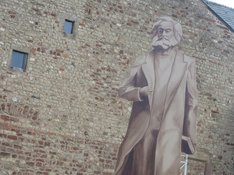 Dummy der Karl-Marx-Statue auf dem Simeonstiftplatz (Foto Mateusz Buraczyk)