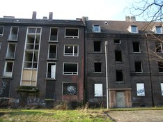 Leerstehende Wohnhäuser (By Mikosch (Own work) [CC BY-SA 3.0], via Wikimedia Commons)